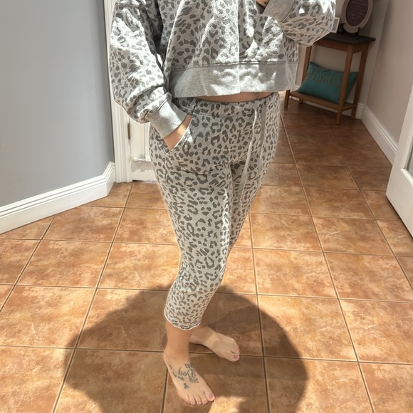 Aerie lounge set - Picture 3 of 3